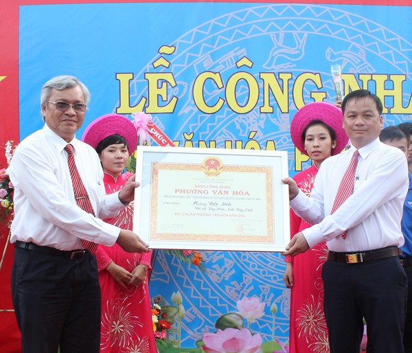 Ông Dương Văn Phong - Giám Đốc Sở VHTTDl trao bằng công nhận phường văn hóa cho ông Lê Hoàng Linh  - Chủ tịch UBND Phường Hiệp Ninh