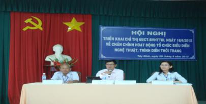 PGĐ Lê Hồng Tăng (giữa) chủ trì Hội nghị  