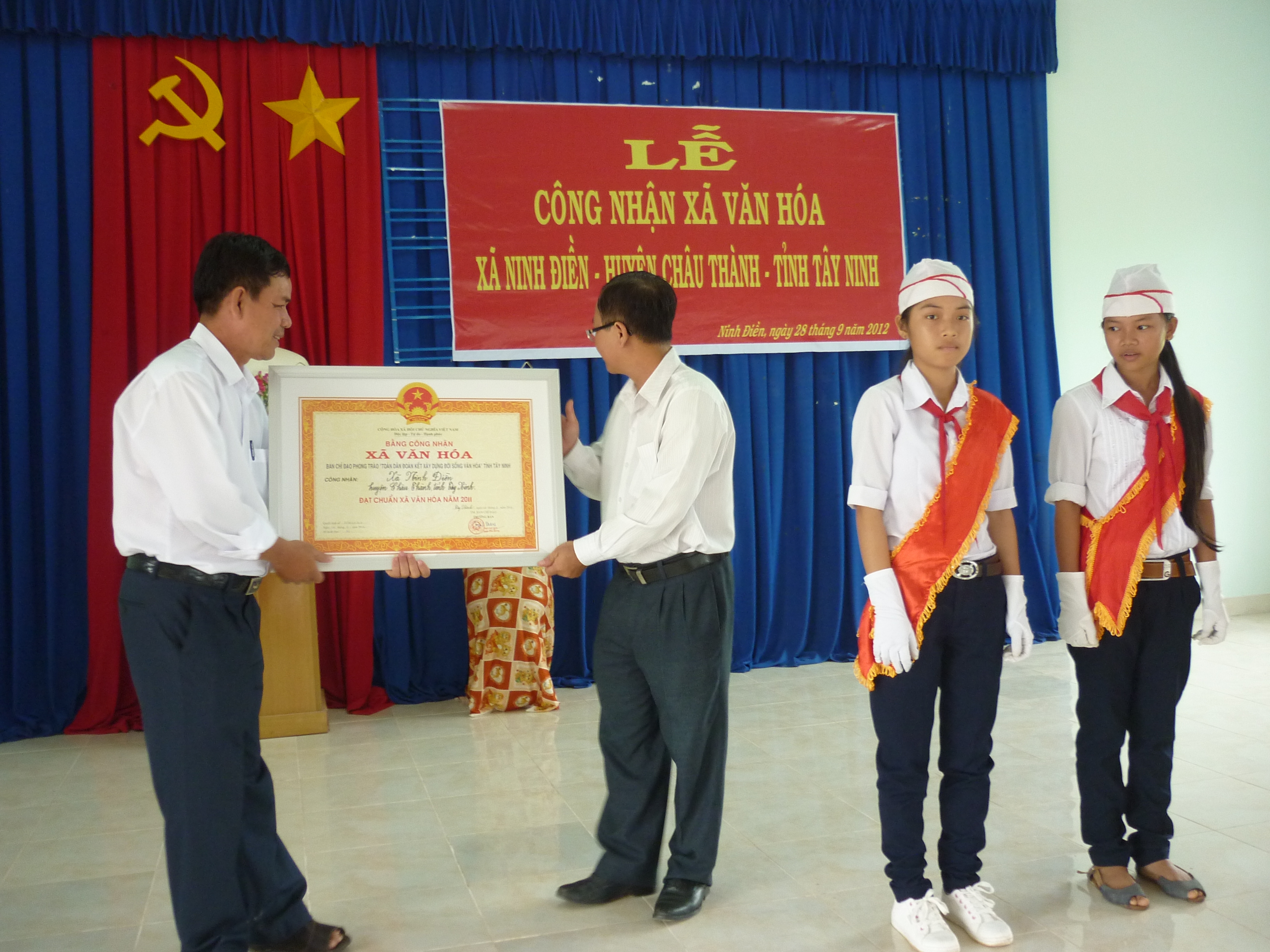 Ông Nguyễn Thanh Lam, Phó Chủ tịch UBND huyện Châu Thành trao bằng cho đại diện UBND xã Ninh Điền