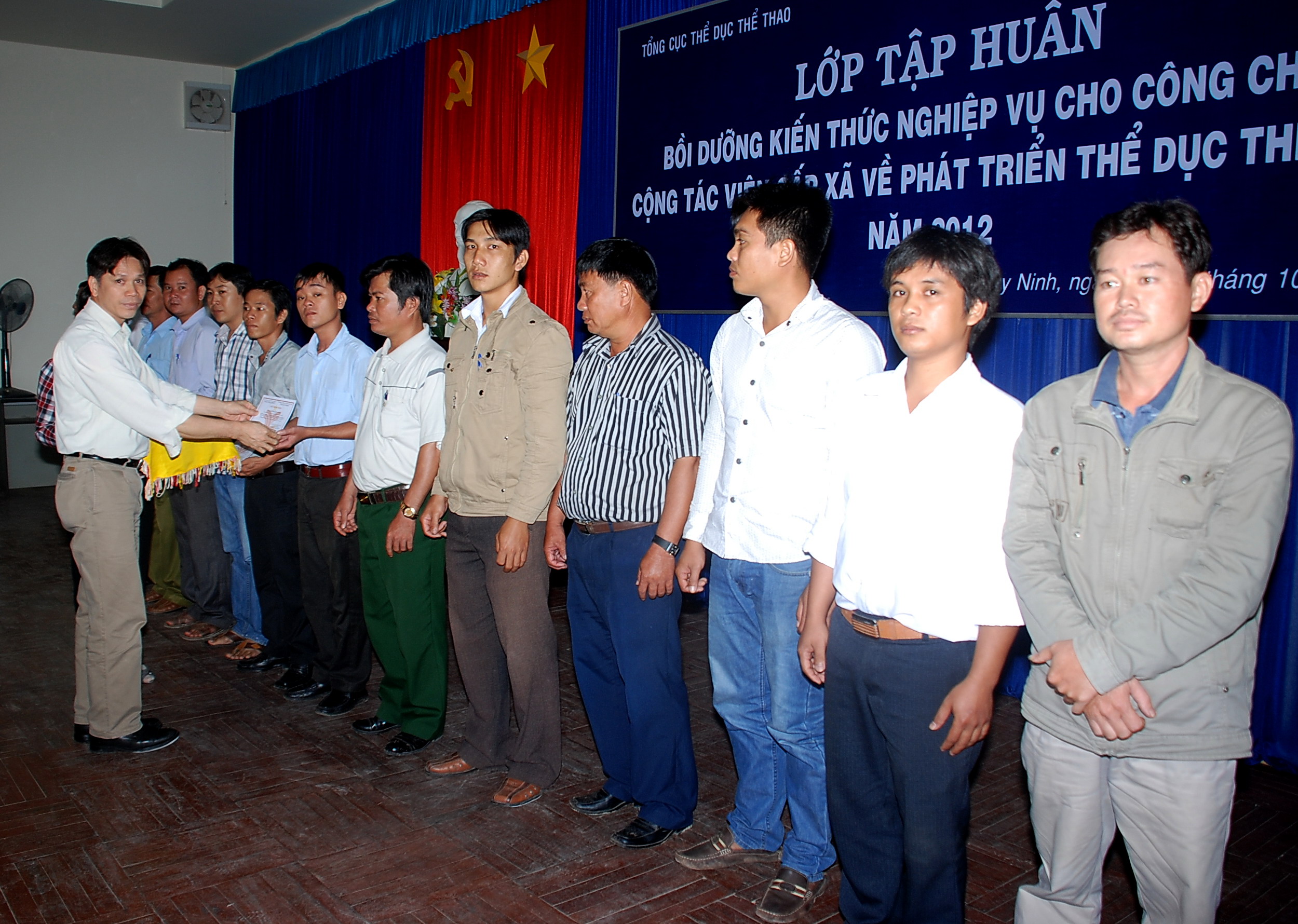 Ông Lê Văn Quảng - Vụ TDTTQC-Tổng cục TDTT trao GCN cho các học viên