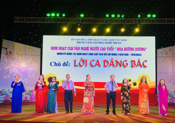 Câu lạc bộ Văn nghệ Người cao tuổi Hoa Hướng Dương biểu diễn chương trình văn nghệ kỷ niệm 132 năm Ngày sinh Chủ tịch Hồ Chí Minh (19/5/1890-19/5/2022))