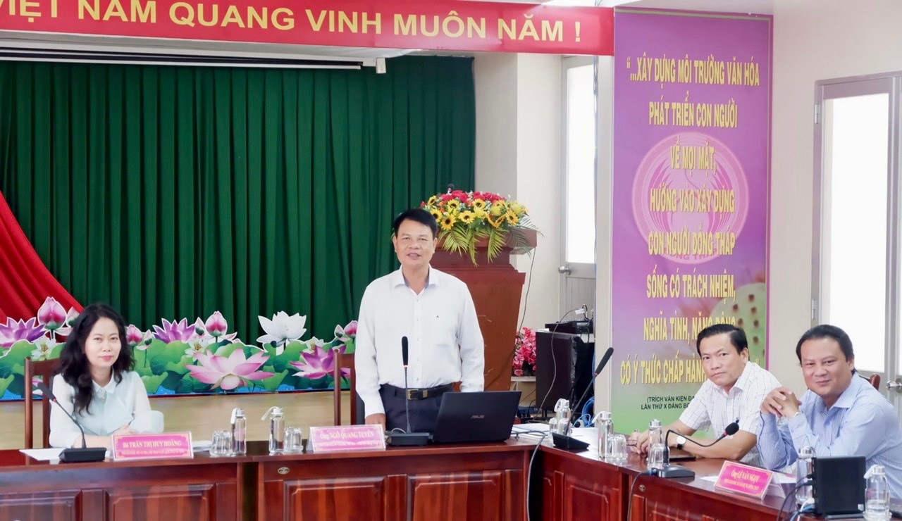 Ông Ngô Quang Quyên – PGĐ Sở VHTTDL tỉnh Đồng Tháp trao đổi cùng đoàn về kinh nghiệm phát triển du lịch cộng đồng, du lịch nông thôn của tỉnh Đồng Tháp