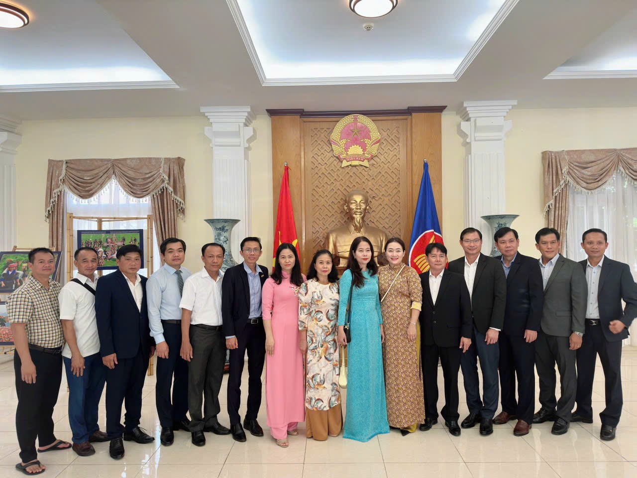 Đoàn công tác chụp hình lưu niệm tại Đại sứ quán Việt Nam tại Vương quốc Campuchia
