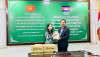Bà Trần Thị Huy Hoàng tặng quà lưu niệm Phó tỉnh trưởng Preah Sihanouk